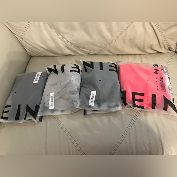 SHEIN | ezwear | Cropped Long Sleeve w/ thumb hole - Picture 3 of 4